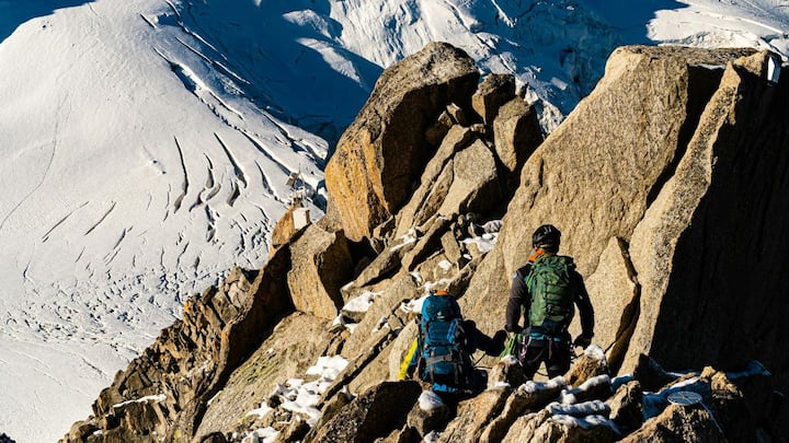 इसके अलावा शरीर की ऊर्जा तेजी से खत्म होती है. इतनी ऊंचाई पर हर कदम भारी लगता है. कई पर्वतारोही चढ़ाई में अपनी पूरी ताकत लगा देते हैं, लेकिन उतरते समय शरीर जवाब दे देता है. विशेषज्ञ मानते हैं कि एवरेस्ट पर चढ़ाई से ज्यादा खतरनाक उतरना होता है.