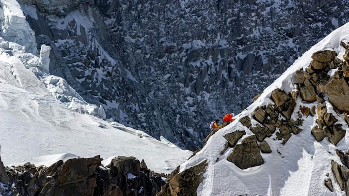डेथ जोन में सबसे बड़ा खतरा होता है हाइपोक्सिया का, यानी शरीर और खासकर दिमाग तक पर्याप्त ऑक्सीजन न पहुंच पाना. जब दिमाग को ऑक्सीजन कम मिलती है, तो सोचने-समझने की क्षमता प्रभावित होती है.