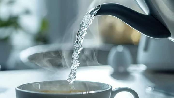 પરંતુ કેટલીક પરિસ્થિતિઓમાં હૂંફાળું પાણી પીવાથી બચવું જોઈએ. વધારે તરસ અથવા ડીહાઈડ્રેશનની સ્થિતિમાં આ યોગ્ય નથી, કારણ કે તે શરીરમાં ગરમી વધારે છે. ગરમીમાં વધારે હૂંફાળું પાણી પીવાથી અસ્વસ્થતા વધે છે. ઉપરાંત, જેમને પિત્તની સમસ્યા હોય તેમને ગરમીઓમાં હૂંફાળું પાણી મર્યાદિત માત્રામાં જ પીવું જોઈએ.