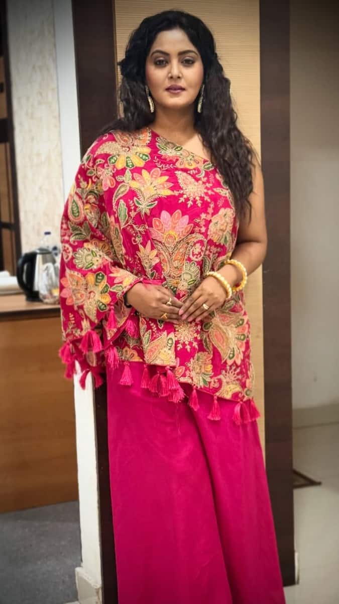 इस लिस्ट के पहले नंबर पर है एक्ट्रेस अंजना सिंह जिन्होंने अपनी पढ़ाई मुजफ्फरपुर, बिहार के बाबा साहब भीमराव आम्बेडकर कॉलेज से ग्रेजुएशन पुरा किया है.