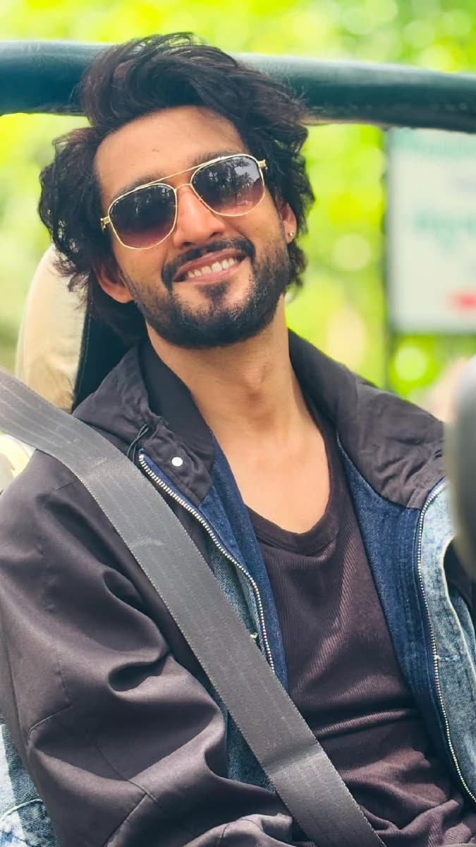 इस लिस्ट में चौथे नंबर पर आते है सौरभराज जैन जिन्होंने शो महाकाली अंत ही आरंभ है में भगवान शिव का किरदार निभाया था. उनके किरदार और एक्टिंग को दर्शकों ने बहुत सारा प्यार दिया था. आज भी लोग उनको इस किरदार से जानते है और उन्हें पसंद करते है.