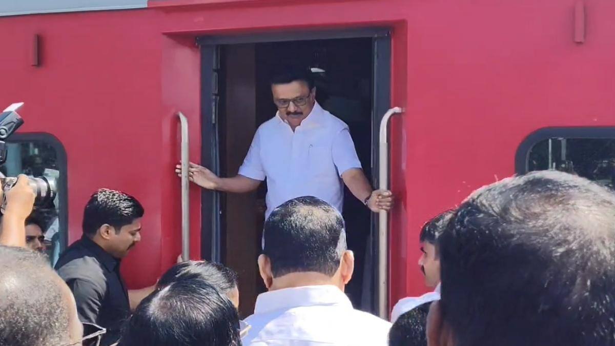 CM Stalin: ரயிலில் இருந்து கெத்தாக இறங்கிய முதல்வர் ஸ்டாலின்... அதிர்ந்த திருப்பத்தூர்.. திமுகவினர் உற்சாகம்.. 4.30 மணிக்கு ரெடியா இருங்க
