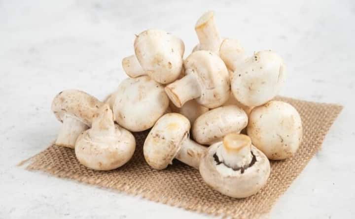 मशरूम की खेती शुरू करने के लिए आपको ज्यादा पैसे की जरूरत नहीं होती. करीब 5 से 10 हजार रुपये में छोटी यूनिट शुरू की जा सकती है. इसमें मशरूम के बीज , भूसा या कम्पोस्ट, प्लास्टिक बैग और एक साफ कमरा चाहिए. अगर जगह अपने घर की है तो खर्च और भी कम हो जाता है.