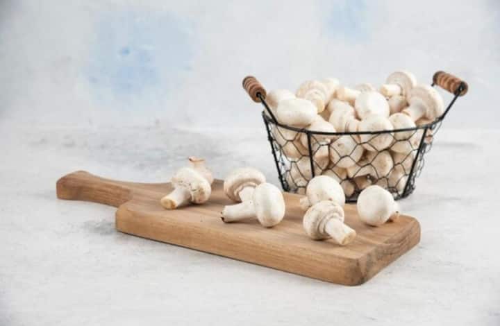 मशरूम की मांग आजकल शहरों से लेकर छोटे कस्बों तक तेजी से बढ़ रही है. लोग सेहत के लिए ऑर्गेनिक चीजें ज्यादा पसंद कर रहे हैं. मशरूम में प्रोटीन, विटामिन और कई जरूरी पोषक तत्व होते हैं, इसलिए होटल, रेस्टोरेंट और घरों में इसकी डिमांड बनी रहती है. यही वजह है कि इसकी खेती कम समय में अच्छा मुनाफा दे सकती है.