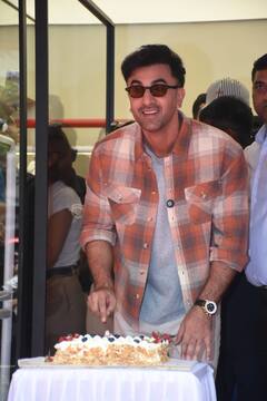 आलिया भट्ट को छोड़ यहां वैलेंटाइन डे मना रहे हैं रणबीर कपूर, स्टाइलिश अंदाज में आए नजर