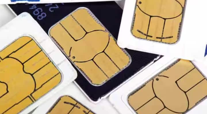 ਟੈਲੀਕਾਮ ਕੰਪਨੀਆਂ ਸਮੇਂ-ਸਮੇਂ 'ਤੇ ਆਪਣੇ ਨੈੱਟਵਰਕ ਸਿਸਟਮ ਨੂੰ ਅਪਗ੍ਰੇਡ ਕਰਦੀਆਂ ਹਨ। ਨਵੀਂ ਤਕਨਾਲੌਜੀ ਨੂੰ ਅਨੁਕੂਲ ਬਣਾਉਣ ਲਈ ਨਵੇਂ ਸਿਮ ਕਾਰਡ ਵੀ ਜਾਰੀ ਕੀਤੇ ਜਾਂਦੇ ਹਨ। ਜੇਕਰ ਤੁਸੀਂ ਪੁਰਾਣਾ ਸਿਮ ਕਾਰਡ ਵਰਤ ਰਹੇ ਹੋ, ਤਾਂ ਹੋ ਸਕਦਾ ਹੈ ਕਿ ਇਹ ਲੇਟੇਸਟ ਨੈੱਟਵਰਕ ਤਕਨਾਲੌਜੀ ਦਾ ਪੂਰੀ ਤਰ੍ਹਾਂ ਸਮਰਥਨ ਨਾ ਕਰ ਸਕੇ। ਇਹ ਸਿੱਧੇ ਤੌਰ 'ਤੇ ਇੰਟਰਨੈੱਟ ਸਪੀਡ ਨੂੰ ਪ੍ਰਭਾਵਿਤ ਕਰਦਾ ਹੈ। ਅਕਸਰ, ਉਪਭੋਗਤਾ ਕੰਪਨੀ ਨੂੰ ਹੌਲੀ ਸਪੀਡ ਲਈ ਦੋਸ਼ ਦਿੰਦੇ ਹਨ, ਜਦੋਂ ਕਿ ਅਸਲ ਕਾਰਨ ਪੁਰਾਣਾ ਸਿਮ ਕਾਰਡ ਹੁੰਦਾ ਹੈ। ਨਵੇਂ ਸਿਮ ਕਾਰਡ 'ਤੇ ਸਵਿਚ ਕਰਨ ਨਾਲ ਡਾਟਾ ਸਪੀਡ ਅਤੇ ਨੈੱਟਵਰਕ ਸਥਿਰਤਾ ਵਿੱਚ ਸੁਧਾਰ ਹੋ ਸਕਦਾ ਹੈ।