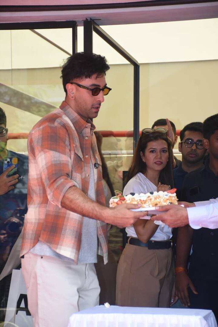 इस फिल्म में विक्की कौशल भी मेन रोल में हैं. इस फिल्म की आधिकारिक घोषणा जनवरी 2024 में इंस्टाग्राम पर की गई थी.