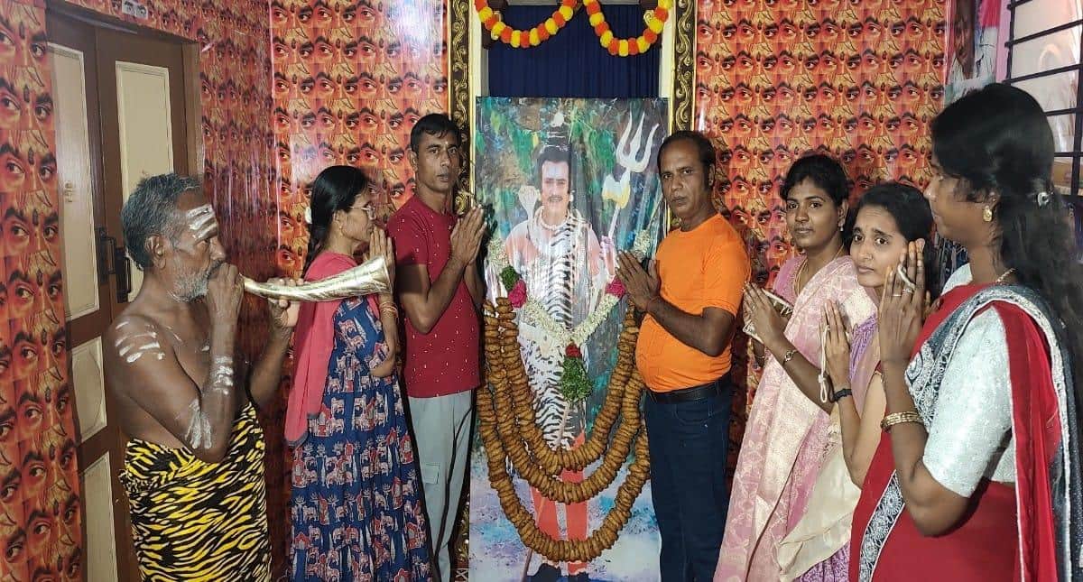 மதுரை ரஜினி கோயிலில் சிவராத்திரி பூஜை.. 501 வடை மாலை, 5001 நெற்றிக்கண் புகைப்படம் வைத்து வழிபாடு !