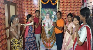 மதுரை ரஜினி கோயிலில் சிவராத்திரி பூஜை.. 501 வடை மாலை, 5001 நெற்றிக்கண் புகைப்படம் வைத்து வழிபாடு !