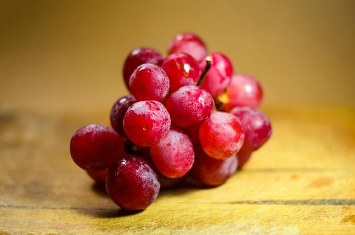 ছবি সূত্র- পিক্সেলস। ভিটামিন সি এবং ভিটামিন কে সমৃদ্ধ লাল রঙের আঙুর খাওয়ার অভ্যাস আমাদের শরীরের ইমিউনিটি অর্থাৎ রোগ প্রতিরোধ করার ক্ষমতা বাড়াবে। বিভিন্ন ইনফেকশনের সঙ্গে মোকাবিলা করা যাবে