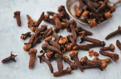 Clove Water Benefits: রোজ সকালে খালি পেটে লবঙ্গ ভেজানো জল কেন খাবেন? কী কী উপকার