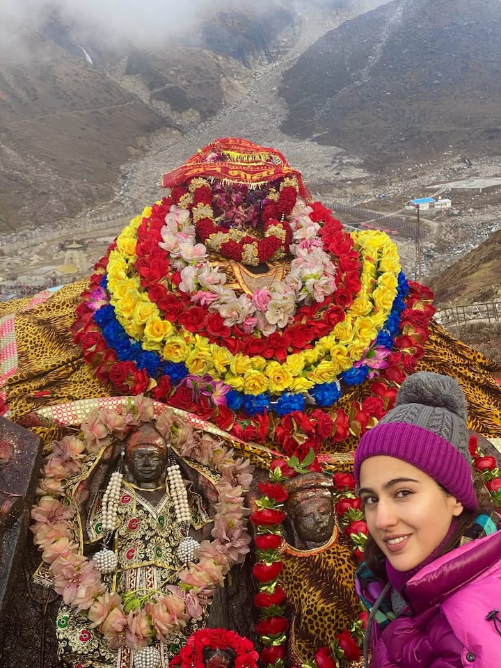 हाल ही में सारा ने महाशिवरात्रि के खास मौके पर सोशल मीडिया पर अपनी कुछ तस्वीरें शेयर कीं, जिनमें उन्होंने भगवान शिव के प्रति अपनी श्रद्धा जाहिर की.