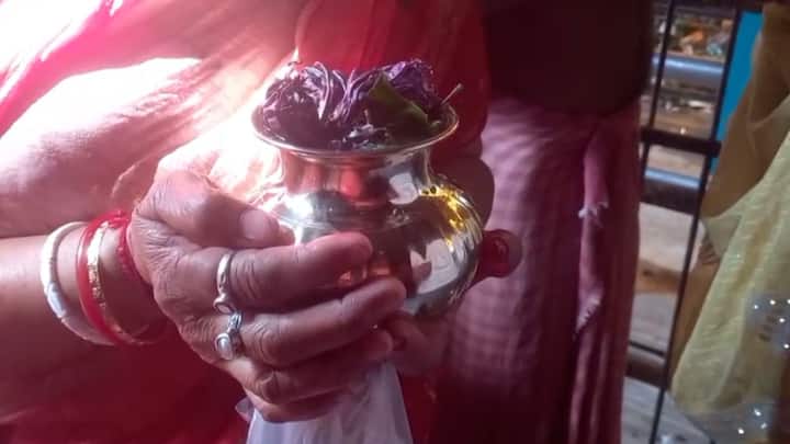 আরামবাগ থেকে স্বামীকে নিয়ে বাবার মাথায় জল ঢালতে এসেছেন স্বাতী বেজ দত্ত। তিনি জানান, আজকে বিশেষ দিন।