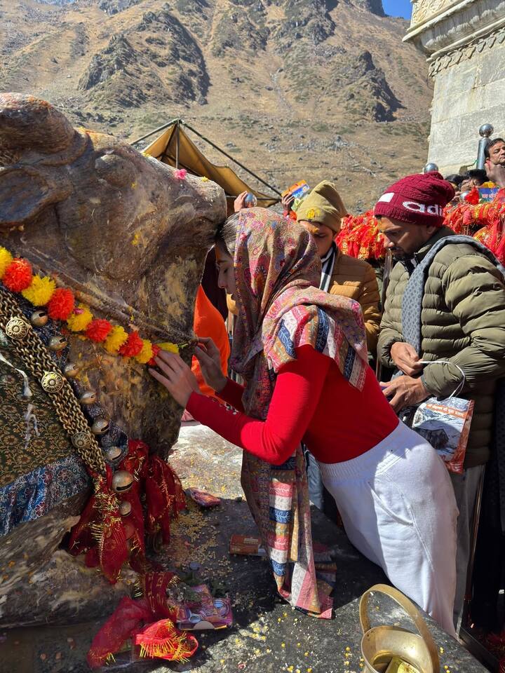 पोस्ट शेयर करते हुए सारा ने कैप्शन लिखा, शिवरात्रि की शुभकामनाएं. उनकी ये तस्वीरें अब सोशल मीडिया पर वायरल हो रही है.