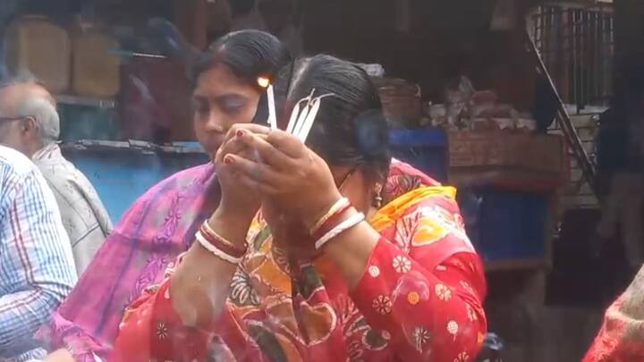 আজকে শিবরাত্রি উপলক্ষ্যে কোনও ভোগ নিবেদন করা হয় না তারকেশ্বর মন্দিরে। ফল, ঘি, মধু, ছানা,দুধ ,দধি দেওয়া হয় স্বয়ম্ভুকে। সেই সময় টুকুর জন্য ভক্তদের প্রবেশ  বন্ধ থাকে মন্দিরের গর্ভগৃহে।