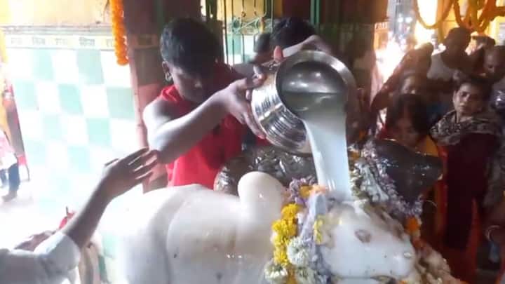 ফাল্গুন মাসের চর্তুদশী তিথিতে পালিত হয় মহা শিবরাত্রি। দেশের অন্যান্য শৈবতীর্থ এর পাশাপাশি তারেকশ্বর মন্দিরেও নিষ্ঠা সহকারে পালিত হয় আজকের এই বিশেষ দিনটি। এই তিথি উপলক্ষ্যে বিশেষ  পুজো পাঠ হয় তারকেশ্বর মন্দিরে।