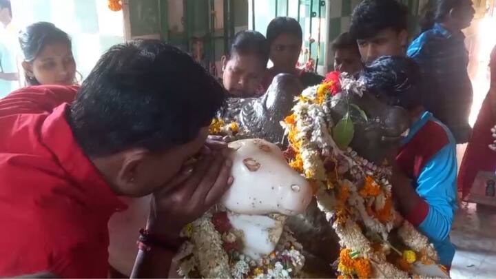 তারকেশ্বর মঠ ও মন্দিরের সহকারী ম্যানেজার শশাঙ্ক মুখোপাধ্যায় জানিয়েছেন, আজকে তিথি ধরে চার প্রহরে চারবার বিশেষ পুজো সম্পন্ন হবে। সন্ধ্যা সাড়ে ৭টা থেকে ১০টা অবধি বিশেষ পুজা পাঠ করবেন মোহন্ত মহারাজ।