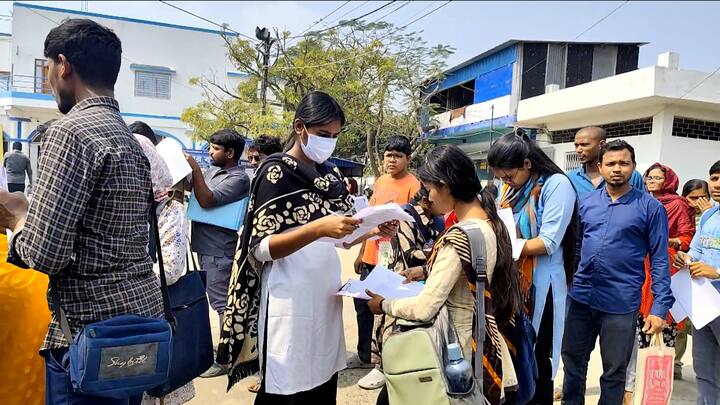 ফর্ম জমা দেওয়ার সময় আবেদনপত্রের সাথে নিম্নলিখিত নথিপত্রগুলোর সেলফ অ্যাটেস্টেড (Self-attested) ফটোকপি বা জেরক্স অবশ্যই পিন করে দিতে হবে, বয়সের প্রমাণ হিসেবে মাধ্যমিকের অ্যাডমিট কার্ড। শিক্ষাগত যোগ্যতার প্রমাণ হিসেবে মাধ্যমিকের মার্কশিট বা সার্টিফিকেট।