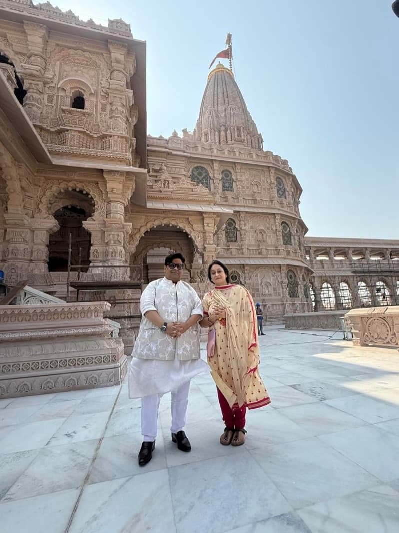 Kiku Sharda has recently reached Ayodhya with wife Priyanka Sharda. And have visited Ramlala, Hanumangarhi. He has shared the memories of this journey through pictures and videos on social media and has also shown his deep faith.