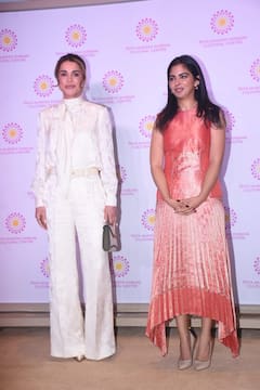 पीच ड्रेस में ईशा अंबानी का लुक वायरल, करिश्मा कपूर का रॉयल अंदाज छाया, नव्या नवेली नंदा ने लूटी लाइमलाइट