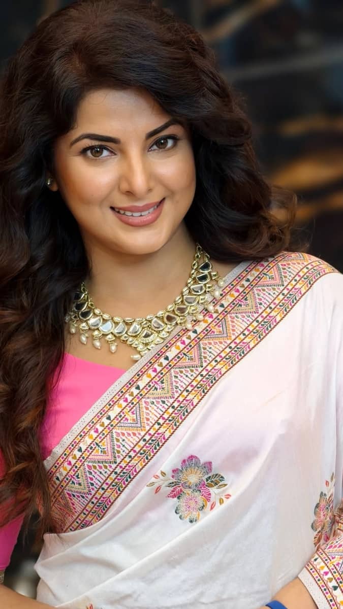 इस लिस्ट में स्मृति सिन्हा का भी नाम शामिल है. एक्ट्रेस ने कई सारे हिट फिल्मों और गानों में काम किया है और लोगों को बीच पहचान बनाई पर 35 साल की ये एक्ट्रेस आज भी अकेली है और अभी तक उन्हें उनका जिवनसाथी नहीं मिला है.