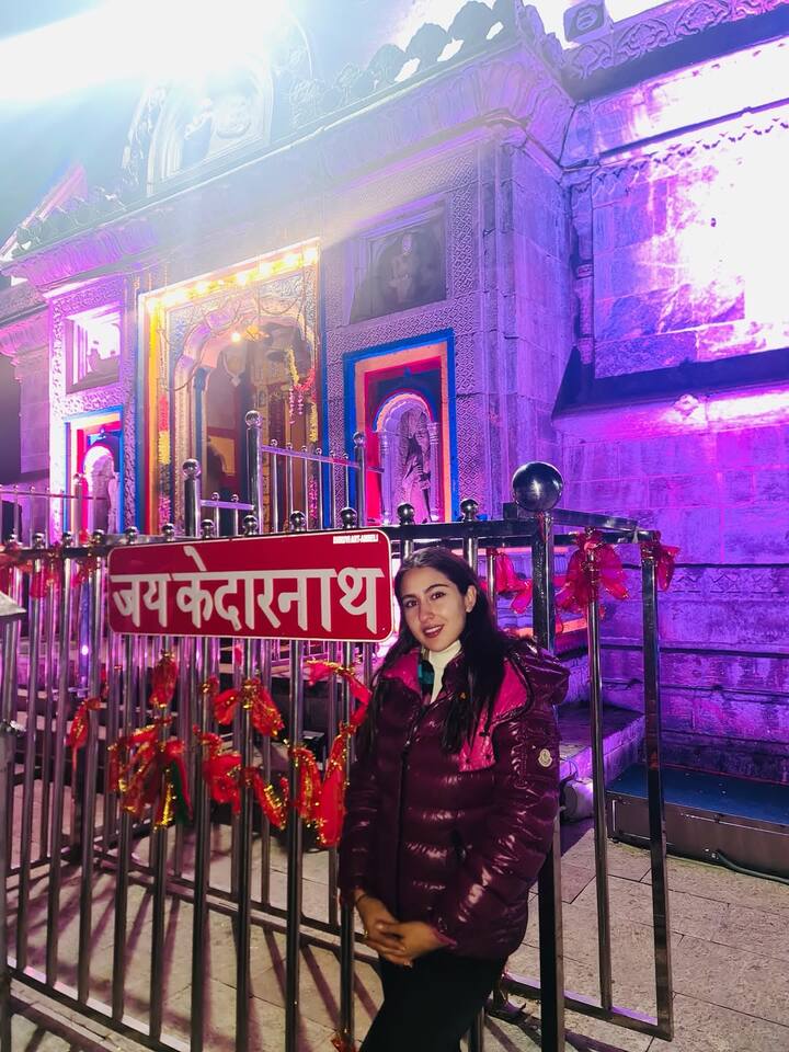 वहीं इस तस्वीर में सारा अली खान केदारनाथ मंदिर से समाने खड़ी फोटो क्लिक करवाती नजर आ रही हैं.