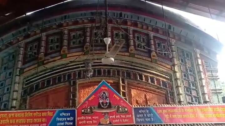 আজ সারা দিন-রাত খোলা থাকে তারকেশ্বর মন্দিরের দরজা। ভক্তরা সারা দিন-রাত গর্ভগৃহে প্রবেশ করে পুজোর পাশাপাশি জল,দুধ, বেলপাতা সহ বিবিধ অর্পন করে শ্রদ্ধা নিবেদন করতে পারেন ।