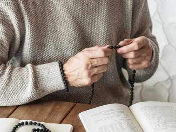धार्मिक मान्यतेनुसार, ग्रहणाच्या वेळी काही गोष्टींची काळजी घेणं गरजेचं असतं. यावेळी सूर्य मंत्र किंवा महामृत्युंजय मंत्राचा जप शुभ मानला जातो.