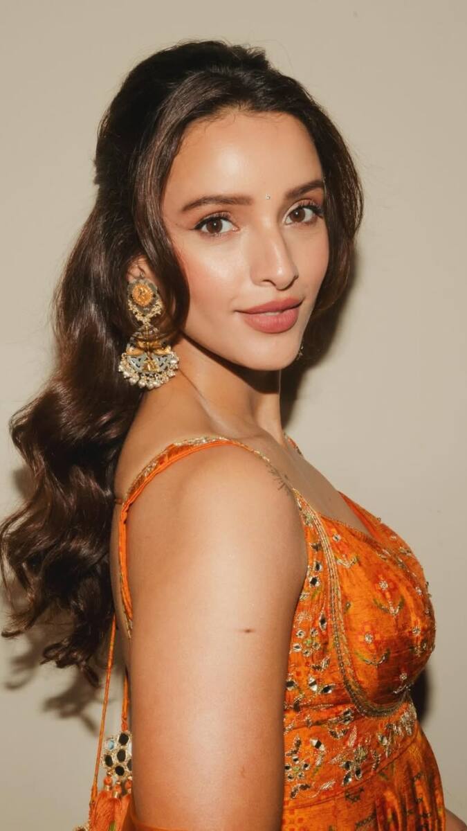 एक्ट्रेस कहती है जब लोगों को उनके एक्टिंग में करियर बनाने के बारे में पता चला तो लोग उन्हें और उनके पेरेंट्स को काफी भला बुरा कहते थे, लोग कहते थे एक्टिंग करेगी तो 'इससे शादी कौन करेगा' इतना ही नहीं लोग ये भी कहते थे की वो 'हाथ से निकल जाएगी और बिगड़ जाएगी'.