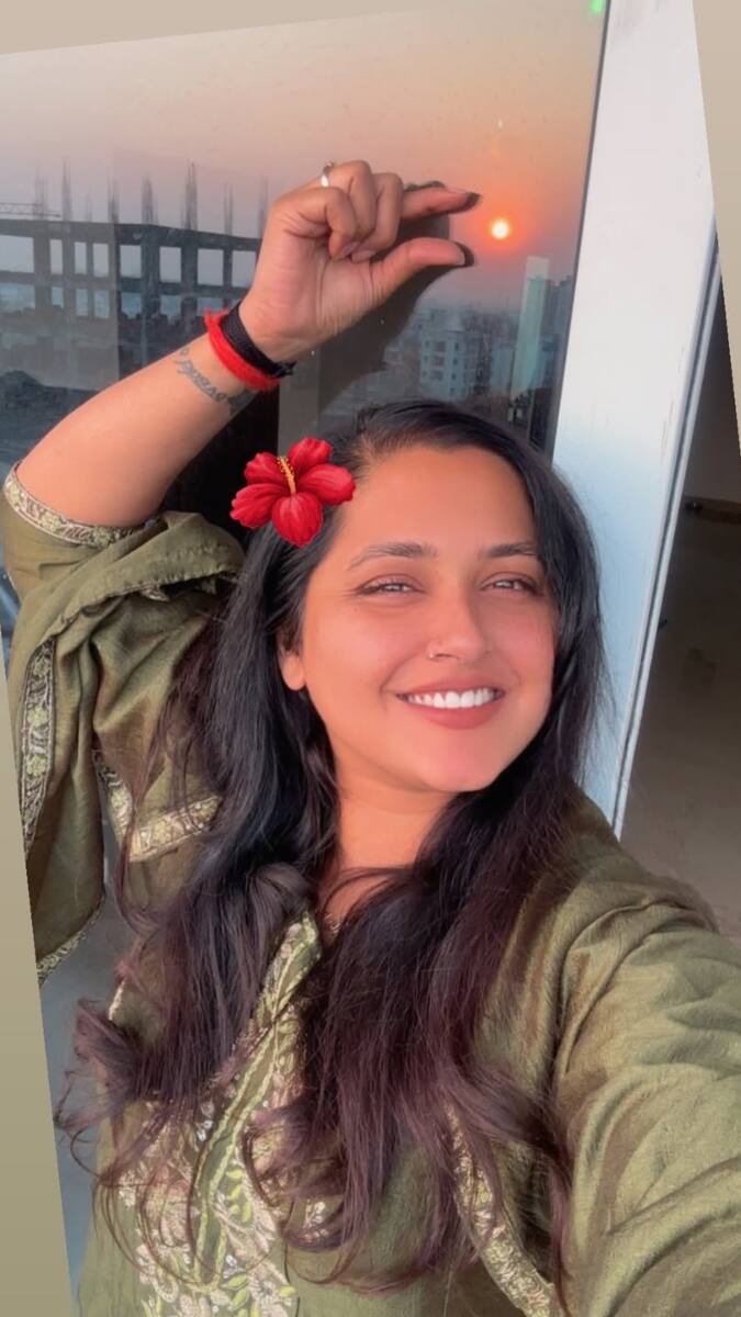 इस लिस्ट में एक्ट्रेस काजल राघवानी का भी नाम शामिल है. इंडस्ट्री की जानी मानी ये एक्ट्रेस 34 साल की हो चुकी है पर वे अपनी जिंदगी अकेले गुजार रही हैं.