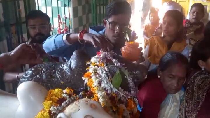 আজ  শিবরাত্রি  উপলক্ষ্যে সকাল থেকেই মন্দিরে ভিড় জমিয়েছেন ভক্তরা। শৈবতীর্থ তারকেশ্বরে বাবার মাথায় জল ঢালতে ফুল,ফল, দুধ, বেলপাতা নিয়ে  লাইনে দাঁড়িয়ে পুণ্যার্থীরা। আজকের বিশেষ দিনে সারা দিন -রাত খোল থাকবে মন্দির। গর্ভগৃহে প্রবেশ করে জল ঢালতে পারবেন ভক্তরা।
