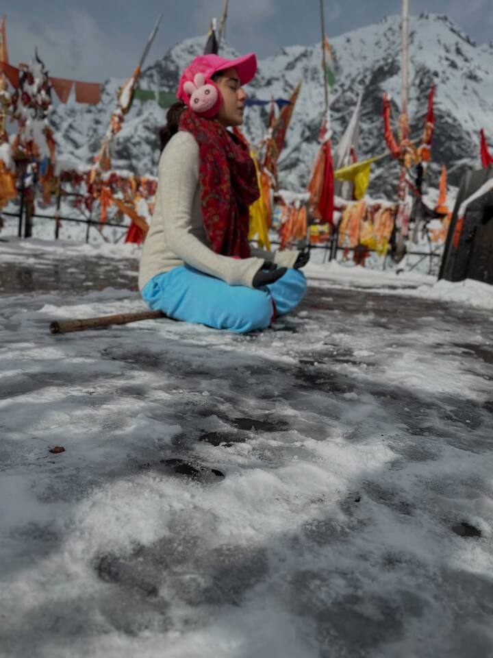 बता दें एक्ट्रेस की ये पुरानी तस्वीरें हैं. उनकी पहली फिल्म 'केदारनाथ' में उन्होंने केदारनाथ धाम में शूटिंग की. वहां रहकर वो महादेव की भक्त बन गईं. अब सारा हर साल केदारनाथ जाती रहती हैं और माथा टेकती हैं. वे काशी विश्वनाथ भी जाती हैं. वे अक्सर शिव लिंगों के साथ पूजा करते हुए फोटोज शेयर करती रहती है.