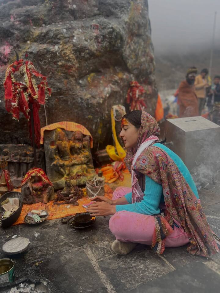 तस्वीरों में उन्हें पवित्र केदारनाथ मंदिर के दर्शन करते हुए देखा जा सकता है. फैंस को केदारनाथ धाम की झलकियां काफी पसंद आ रही हैं.