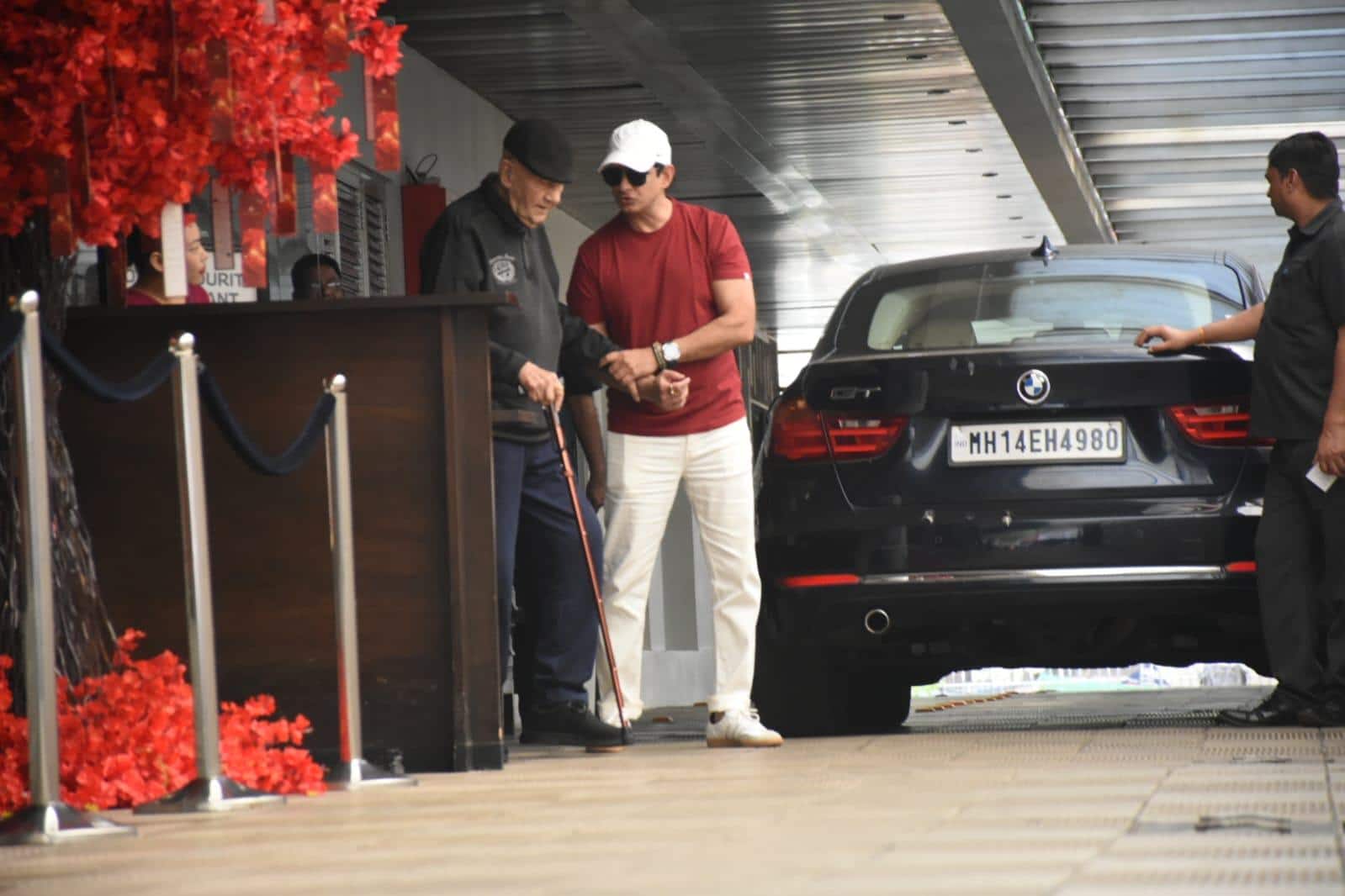 At the age of 90, Prem Chopra went out for lunch with his son-in-law and daughter, you will be surprised to see the condition in the pictures.