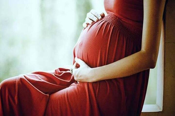 गर्भवती महिलांनी सूर्यग्रहणाच्या वेळी विशेष काळजी घेणं गरजेचं असून तीक्ष्ण किंवा टोकदार वस्तू वापरणं टाळावं. याचबरोबर ग्रहण काळात कोणतेही मोठे निर्णय घेणे टाळावे.