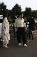 क्लासी और सिंपल फ्लोरल सूट में एयरपोर्ट पर पति Virat Kohli संग स्पॉट हुईं Anushka Sharma, पावर कपल की सादगी ने जीता फैंस का दिल