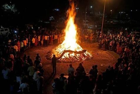 આ બધી સામગ્રીને હોલિકા દહનમાં મૂકતી વખતે આ મંત્રનો જાપ કરો - 