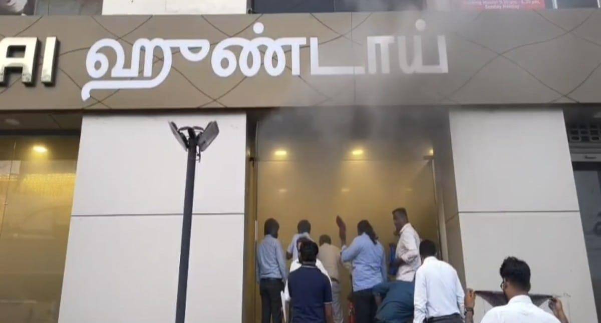 மதுரை கார் ஷோரூமில் தீ விபத்தால் பரபரப்பு.. ஊழியர்கள் அதிர்ஷ்டவசமாக தப்பினர், பெரும் சேதம் தவிர்ப்பு?