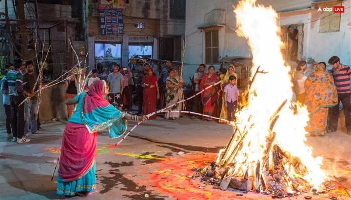 आपका बच्चा आर्थिक परेशानी से जूझ रहा है तो एक सूखा नारियल लेकर उसमें चीनी और चावल भर लें फिर इसेहोलिका दहन में अर्पित करने से देवी लक्ष्मी की कृपा हमेशा बनी रहती है.