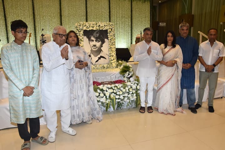 आनंद सागर की बात करें तो वो रामायण बनाने वाले रामानंद सागर के बेटे थे. आनंद सागर का अंतिम संस्कार मुंबई के परमहंस श्मशान घाट में हुआ था. आनंद सागर ने पिता के काम को आगे बढ़ाया. वो रामायण में भी को-प्रोड्यूसर थे.