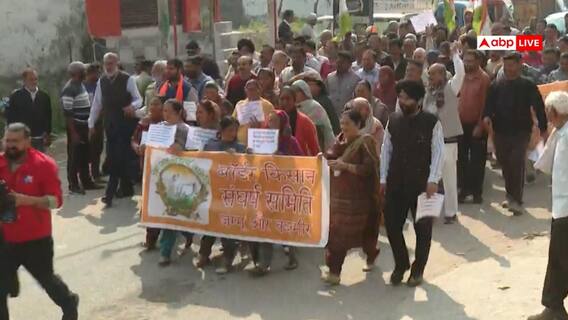 जम्मू: तारबंदी के पार वाली जमीन के लिए सीमा पर किसानों का प्रदर्शन, मालिकाना हक की मांग जम्मू: तारबंदी के पार वाली जमीन के लिए सीमा पर किसानों का प्रदर्शन, मालिकाना हक की मांग