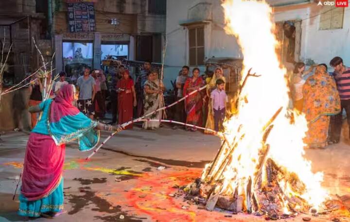 ਜੇਕਰ ਤੁਹਾਡਾ ਬੱਚਾ ਆਰਥਿਕ ਸਮੱਸਿਆਵਾਂ ਦਾ ਸਾਹਮਣਾ ਕਰ ਰਿਹਾ ਹੈ, ਤਾਂ ਇੱਕ ਸੁੱਕਾ ਨਾਰੀਅਲ ਲਓ, ਉਸ ਵਿੱਚ ਖੰਡ ਅਤੇ ਚੌਲ ਭਰੋ, ਫਿਰ ਇਸਨੂੰ ਹੋਲਿਕਾ ਦਹਨ ਵਿੱਚ ਚੜ੍ਹਾਓ, ਇਸ ਨਾਲ ਇਹ ਯਕੀਨੀ ਹੋਵੇਗਾ ਕਿ ਦੇਵੀ ਲਕਸ਼ਮੀ ਦਾ ਆਸ਼ੀਰਵਾਦ ਹਮੇਸ਼ਾ ਤੁਹਾਡੇ ਨਾਲ ਬਣਿਆ ਰਹੇ।