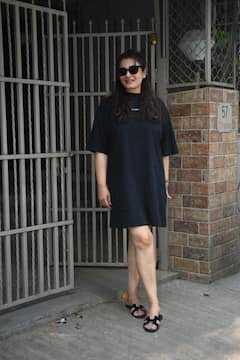 ब्लैक मिनी ड्रेस बेहद खूबसूरत लगीं रवीना टंडन, देखें एक्ट्रेस का स्टाइलिश लुक