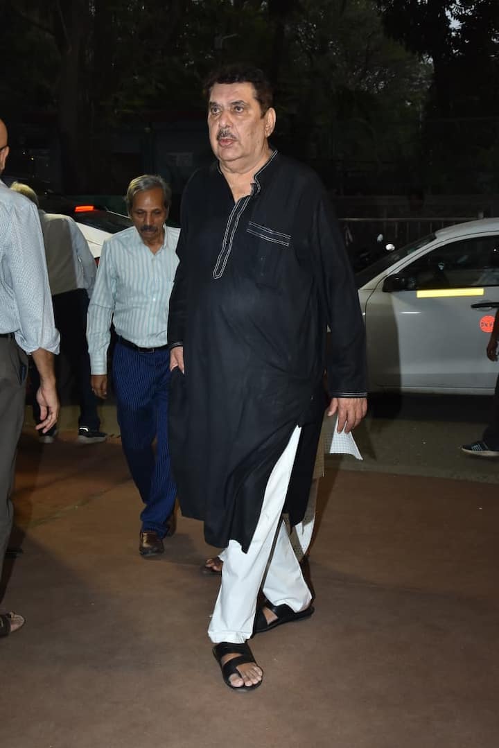 एक्टर रजा मुराद भी प्रेयर मीट में पहुंचे. रजा मुराद के अलावा सिंगर सोनू निगम भी नजर आए.