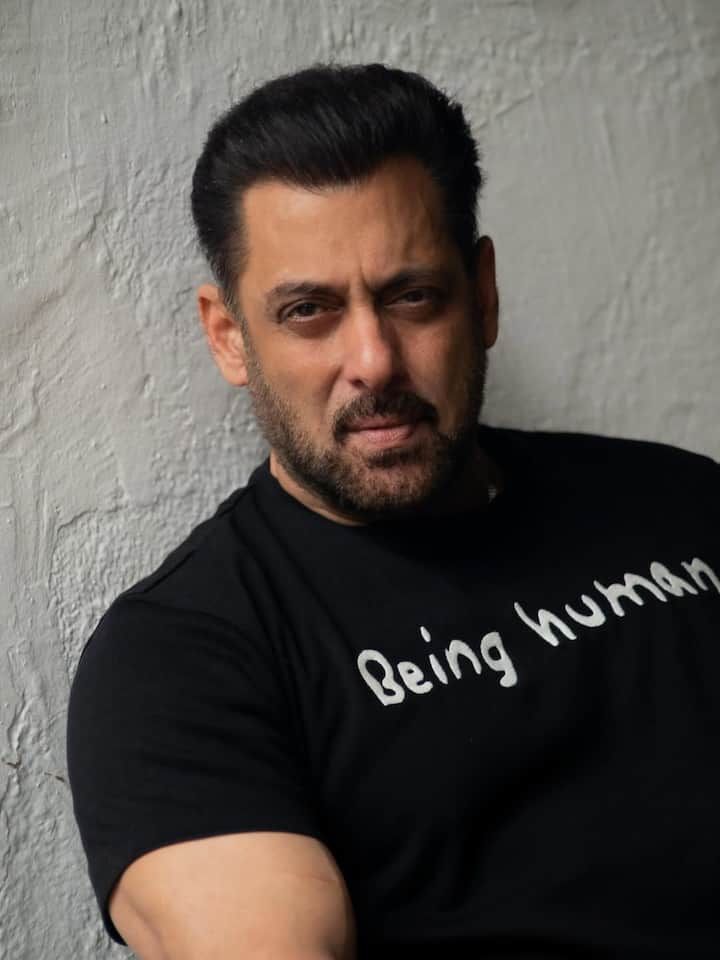 Salman Khan- Whenever we talk about the most eligible bachelors of Bollywood, the first name that comes up is Salman Khan. The superstar image of Salman, who has been ruling the industry for many decades, is still equally strong. His personality, star power and tremendous fan following make him different from everyone else. Even though news has been made about his personal life for years, his bachelor status has now become his identity. This mystery and this charm makes him the real eternal bachelor of Bollywood.