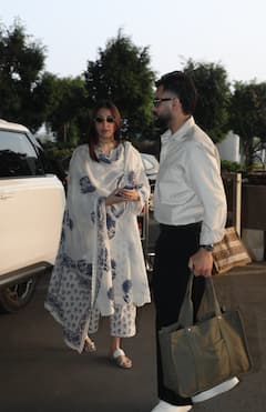 क्लासी और सिंपल फ्लोरल सूट में एयरपोर्ट पर पति Virat Kohli संग स्पॉट हुईं Anushka Sharma, पावर कपल की सादगी ने जीता फैंस का दिल
