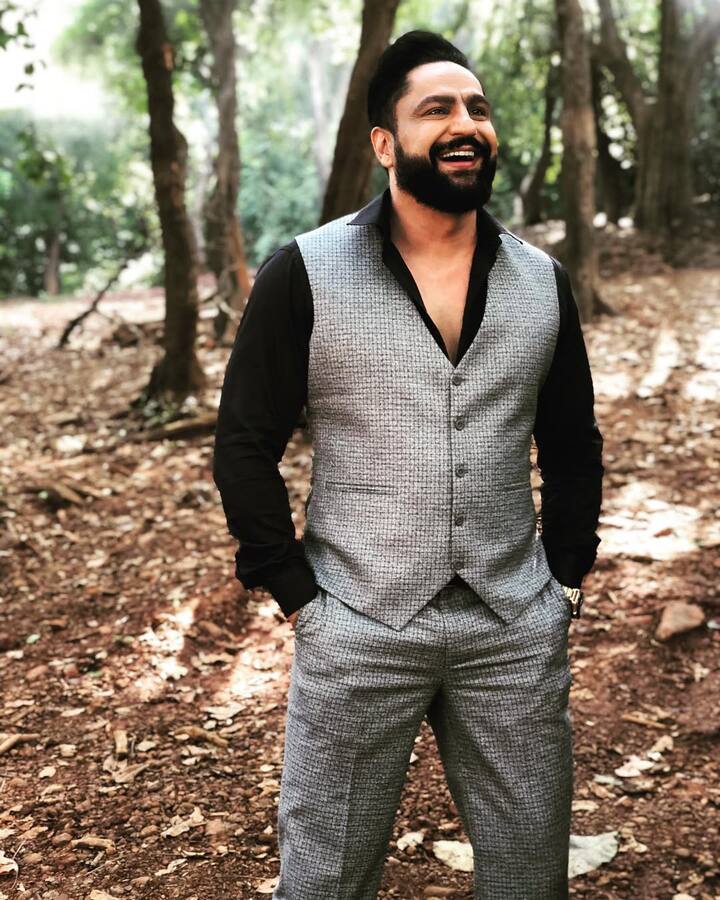 उन्होंने कहा कि वो खुद को अकेला नहीं मानते है. उनके मुताबिक शेफाली सिर्फ फिजिकल फॉर्म में साथ नहीं हैं लेकिन उनकी मौजूदगी आज भी उनके साथ है.