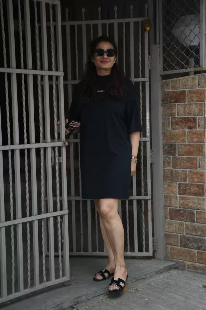 Raveena Tandon Spotted: અભિનેત્રી રવિના ટંડન તાજેતરમાં બાંદ્રામાં જોવા મળી હતી. તે કૂલ અને કેઝ્યુઅલ લાગી રહી હતી. આ ફોટા સોશિયલ મીડિયા પર વાયરલ થઈ રહ્યા છે.