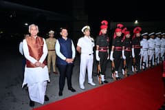 Emmanuel Macron India Visit: भारत आणि फ्रान्स मैत्रीचा नवा अध्याय; इमॅन्युएल मॅक्रॉन यांचे मुंबईत सपत्नीक आगमन; राज्यपाल, मुख्यमंत्री आणि उपमुख्यमंत्र्यांकडून स्वागत, PHOTO