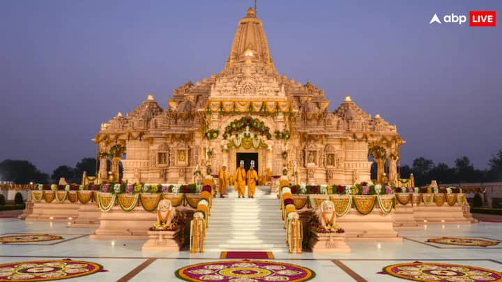 भारत में हिंदू आबादी करीब 1.1 अरब है, जो कुल जनसंख्या का 78.9 प्रतिशत है. ऐसा इसलिए क्योंकि भारत हिंदू धर्म की जन्मभूमि है. करीब 79 प्रतिशत भारतीय इस धर्म को मानते हैं, जिससे भारत देश दुनिया के अधिकांश हिंदुओं का घर बन जाता है. यहां धर्म को अनगिनत रीति-रिवाज, परंपराओं और धार्मिक-सांस्कृतिक प्रथाओं के माध्यम से जाहिर किया जाता है. भारत में कुंभ मेला समेत कई प्रमुख हिंदू त्योहार और पवित्र धार्मिक स्थल मौजूद हैं.